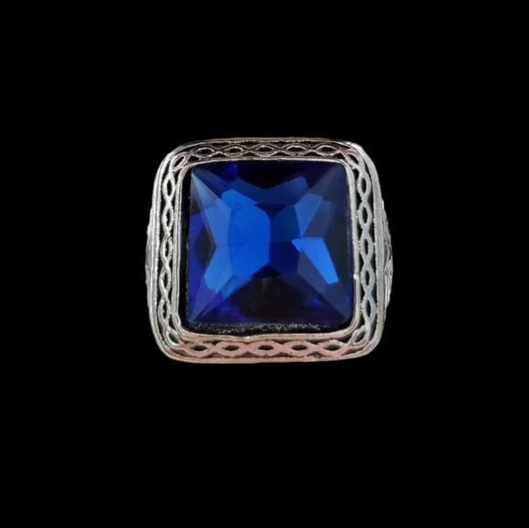 Jewelry - Gorgeous blue sapphire glass stone ring